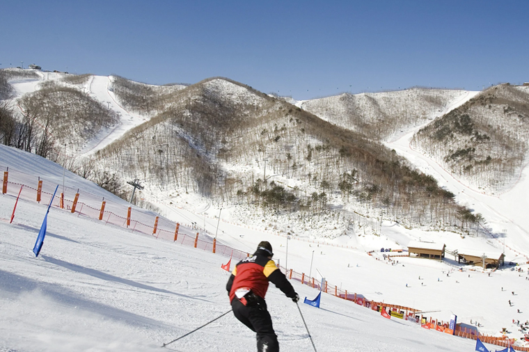 頂級滑雪場特優韓國滑雪去五天《不走人蔘保肝》High1滑雪度假村、獨家纜車搭乘遊覽銀白雪景世界+雲海咖啡廳融【台中泰瑞】
