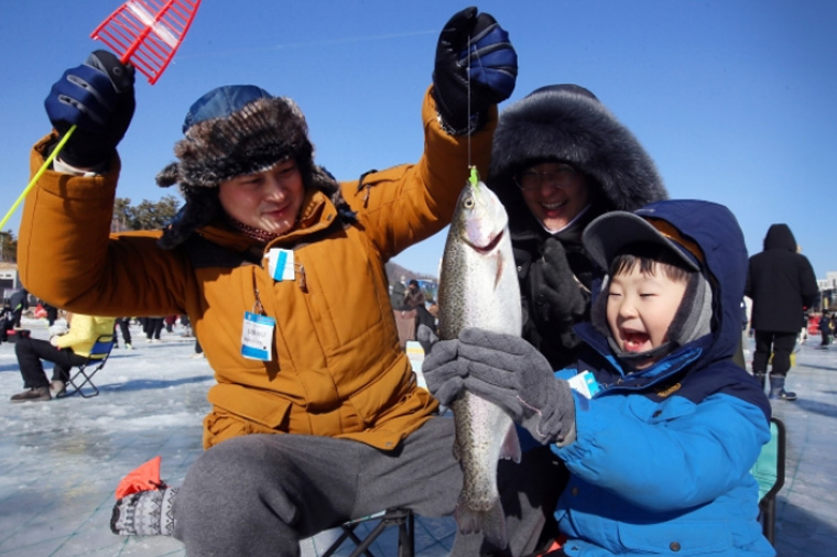 雪戀冰釣韓國滑雪去五天《不走人蔘保肝》冬季冰上慶典釣鱒魚、滑雪場滑雪、魚飛溪谷冰川、益善洞韓屋村、首爾明洞【台中德威】